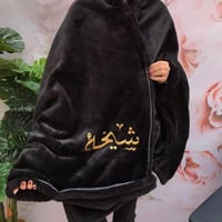 وشاح شتوي نسائي بالاسم دافئ وأنيق