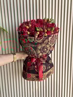 باقة ورد مع شال كشميري أنيقة