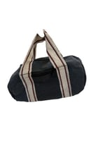 شنطة عدة وسط اسود