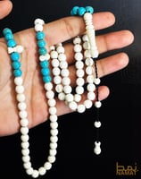 مسبحة عظمة مع كرة فيروزية 99 خرزة بتصميم حصري، تأت...