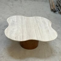 طاولة رخام ترافنتينو بقاعدة خشب