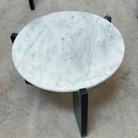 طاولة رخام تركي بقواعد خشبية