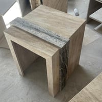 ‏طاولة رخام ترافنتينو جانبية مع حزام سلفر