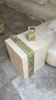 طاولة جانبية رخام تركي مع حزام اخضر