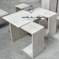 طاولة رخام مع الخدمة