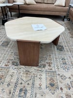 طاولة رخام ترافنتينو بأرجل خشبية