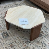 طاولة رخام ترافنتينو بأرجل خشبية