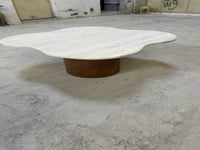 طاولة رخام ترافنتينو بقاعدة خشب