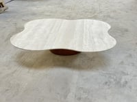 طاولة رخام ترافنتينو بقاعدة خشب