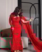 فستان احمر بذيل طويل