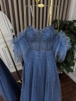 فستان سهرة مطرز باللؤلؤ