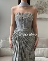 فستان سهرة مموج بشال