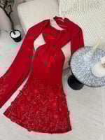 فستان احمر بذيل طويل