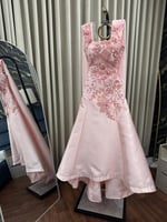 فستان ميكادو زهري بأكتاف ممتدة إلى الخلف