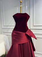 فستان سهرة عنابي بأسلوب عصري