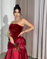 فستان سهرة عنابي بأسلوب عصري