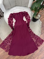 فستان سهرة بذيل ورد طويل