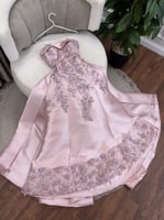 فستان سهرة ب ورود بارزه