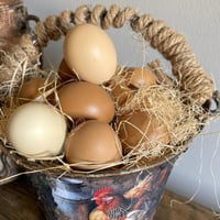 سطل بيض مع جرة لبن