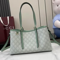 شنطة توت جوتشي متوسطة G G Emblem Medium Tote