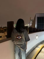 تيشيرت أوفر سايز مع طبعة عين مميزة