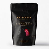 حبات الفراولة مجففة مغلفة بالشوكولاتة الداكنة من ب...