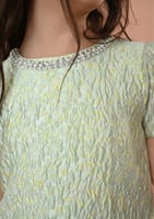 ليان – فستان بلون أخضر فاتح بلمعة ناعمة وحافة منفو...