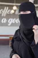 نقاب قصير بخيط مائل