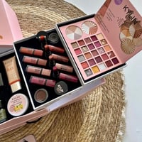 بوكس المكياج المتكامل 30 قطعة من كايلن