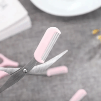 مقص الحاجب مع مشط قابل للإزالة بالوان متعدده