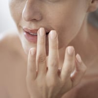 جل علاج الشفاة بالورد و زيت اللوز روز ليب من فازلي...