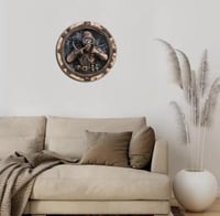 قلادة جدارية دائرية تُصوّر غواصًا يرتدي معدات غوص...