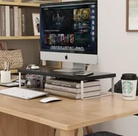 طاولة شاشة مكتبي أنيق وعملي. يتميز بسطح خشبي أنيق...