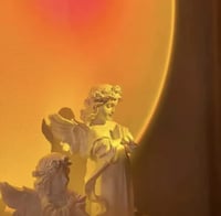 مصباح عرض ضوئي يُحاكي غروب الشمس. يُصدر ضوءًا دائر...