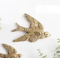 مجموعة من المعلقات الجدارية المزخرفة على شكل طيور...