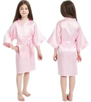 روب أطفال من الساتان. يتميز بأكمام واسعة وحزام مطا...