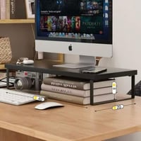 طاولة شاشة مكتبي أنيق وعملي. يتميز بسطح خشبي أنيق...