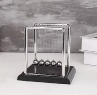 مهد نيوتن، وهو أداة فيزيائية كلاسيكية لعرض التجارب...