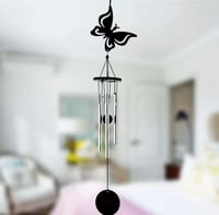 مجموعة من أجراس الرياح الزخرفية. يتميز كل جرس بتصم...