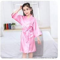 روب أطفال من الساتان. يتميز بأكمام واسعة وحزام مطا...