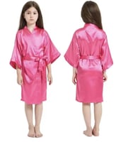 روب أطفال من الساتان. يتميز بأكمام واسعة وحزام مطا...