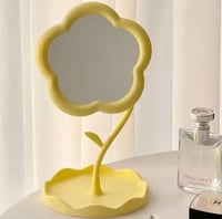 ثلاث مرايات قائمة بإطارات على شكل زهور بألوان البا...