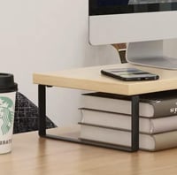 طاولة شاشة مكتبي أنيق وعملي. يتميز بسطح خشبي أنيق...