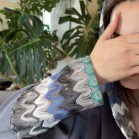 كلوش رمادي مزين بشيفرون ملون مموج بارز الملمس