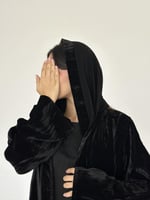 عبايه كلوش من المخمل المكسر