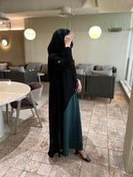 كلوش مزينه باللون الاخضر من الامام