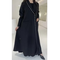 بليزر مزين باللولو مع كسرات من الخلف