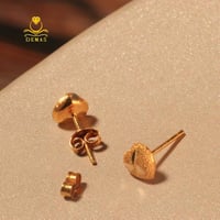 حلق ذهب قلب صغير ناعم – ذهب عيار 18 (وزن 0.5 جرام)