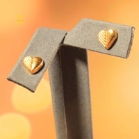 حلق ذهب صغير ناعم تصميم قلب عيار 18