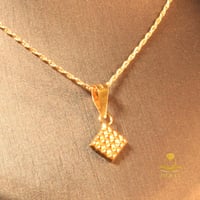 طقم ناعم بتصميم معين ذهب صافي عيار 18